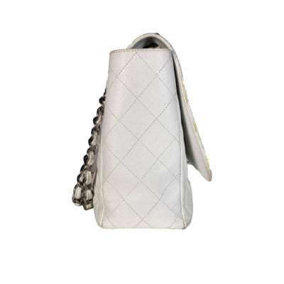 EMB 00221_Chanel_Classic_SingleFlap_Caviar_Silber_Weiß_Timeless