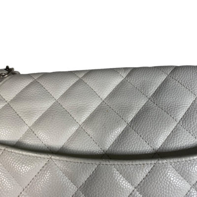 EMB 00221_Chanel_Classic_SingleFlap_Caviar_Silber_Weiß_Timeless