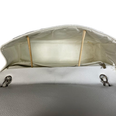 EMB 00221_Chanel_Classic_SingleFlap_Caviar_Silber_Weiß_Timeless